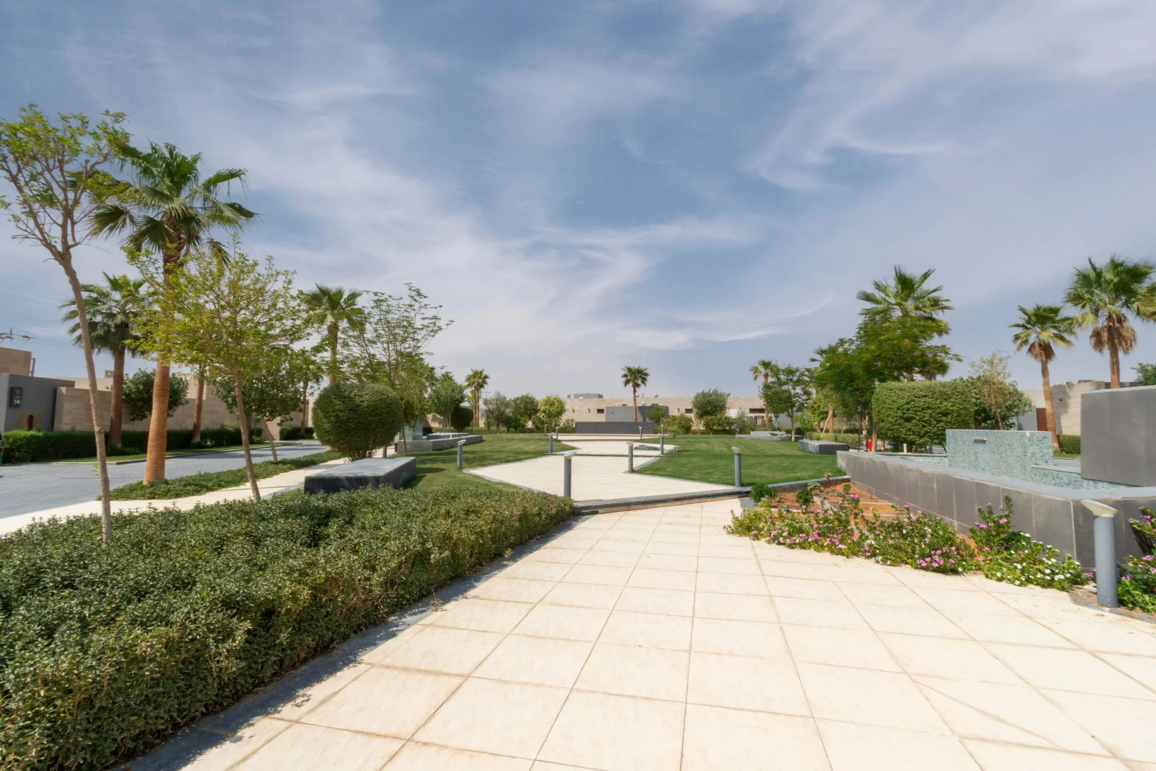 زراعة النخيل والأشجار والورود